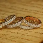 Anelli eternity: Da dove nasce il loro fascino eterno secondo gli storici della gioielleria