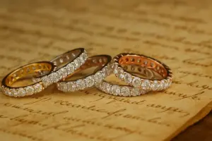 Anelli eternity: Da dove nasce il loro fascino eterno secondo gli storici della gioielleria