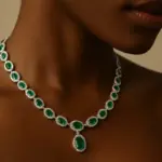 Collana con smeraldi su pelle scura: il metallo che valorizza davvero la pietra