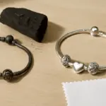 Perché i gioielli Pandora diventano neri: cause e rimedi