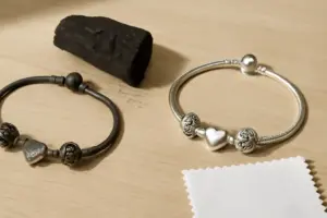 Perché i gioielli Pandora diventano neri: cause e rimedi