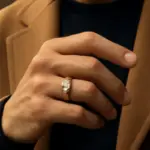 Un diamante al mignolo non è un vezzo: cambia il modo di portare l’anello