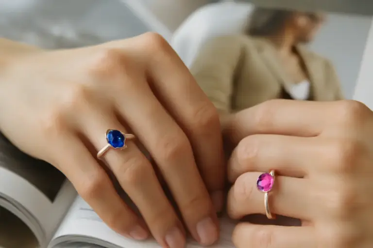 Zaffiro blu o rosa: il colore cambia il carattere dell’anello