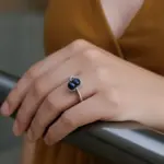 Un anello con zaffiro si abbina al metallo, non al vestito