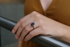 Un anello con zaffiro si abbina al metallo, non al vestito