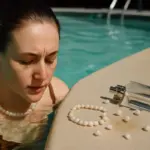 Le perle si possono bagnare, ma il cloro e i profumi le consumano dall’interno