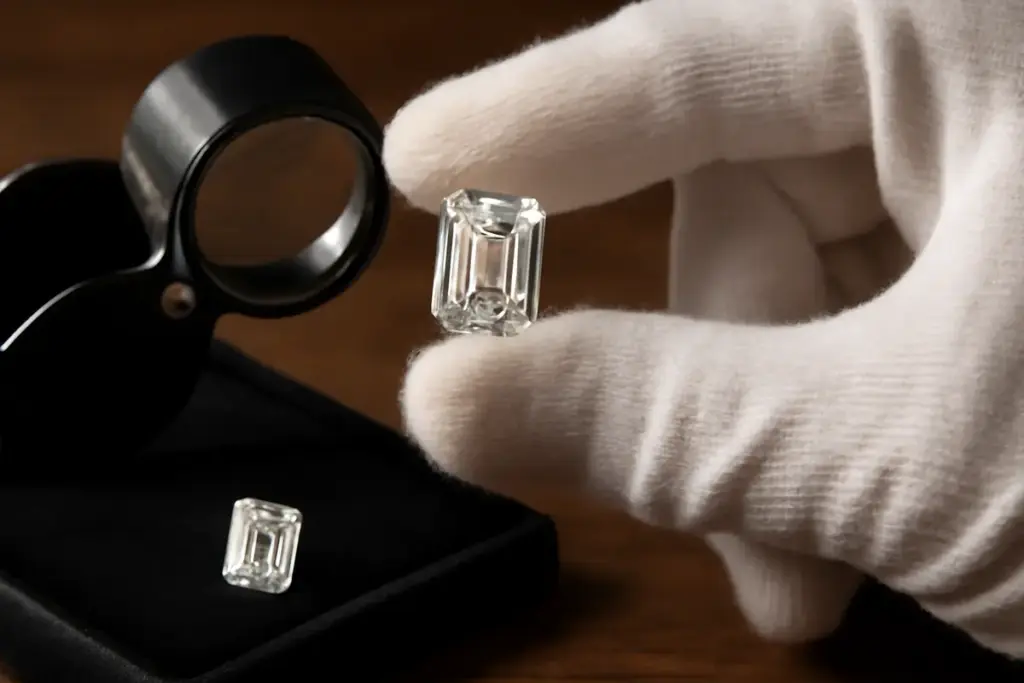 Diamante taglio smeraldo: le imperfezioni si vedono di più, la pietra va scelta con più cura
